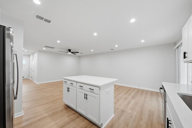 Building Photo - Modern 3 Bed 2.5 Bath Townhome in Bear Park Community