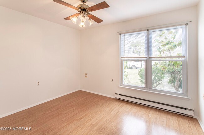 Building Photo - 73 Buckingham Dr N