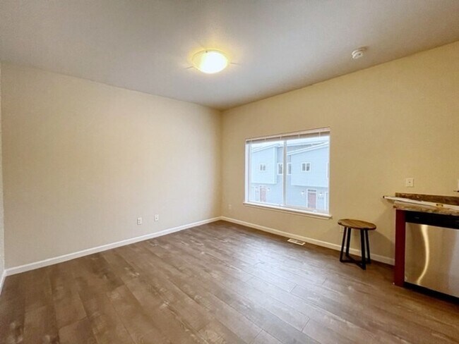 Building Photo - 137-137 Willow View Circle