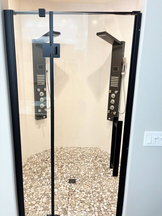 Building Photo - Fresh and Modern 3BD/2BA Home with Solar!