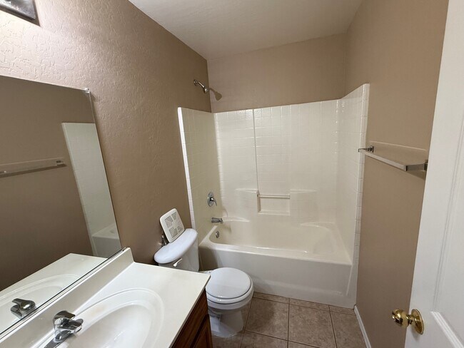 Building Photo - 1636 E Bishop Dr