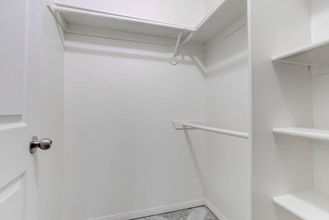 Building Photo - 808 Hedge Way