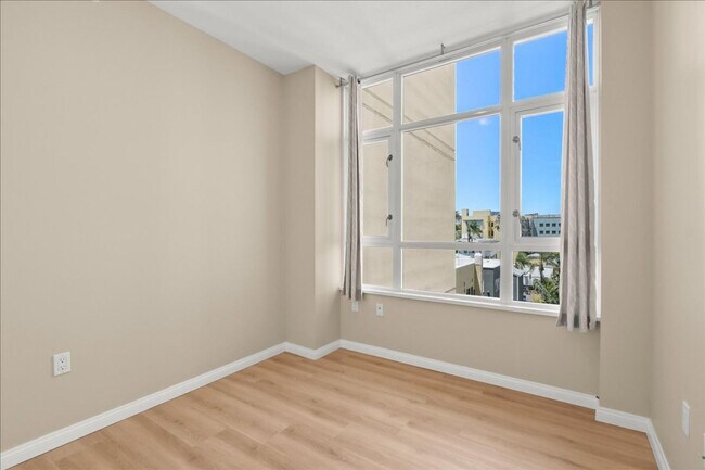 Building Photo - Move-In ready 1 Bed + Den in Discovery on Cortez Hill in Downtown