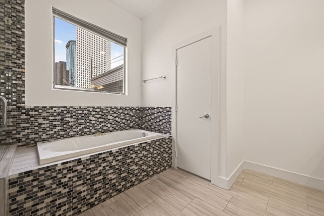 Building Photo - 724 Ruthven St