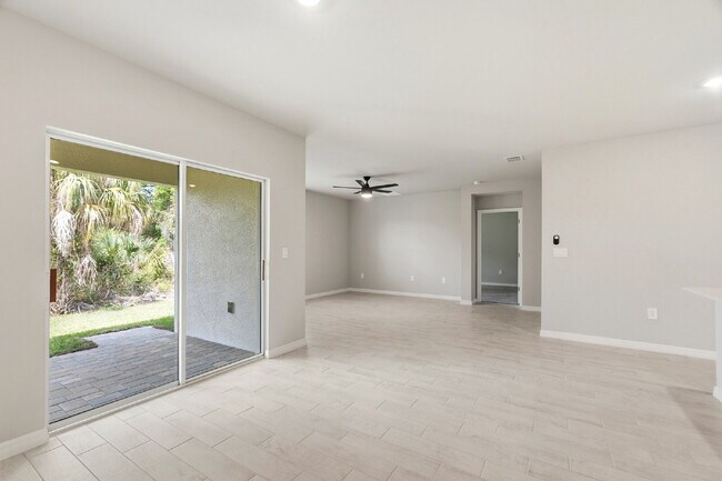 Building Photo - Spacious 4-Bedroom Gem with 2 Full Baths in Charming Punta Gorda Oasis!