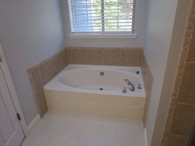 Building Photo - 4 Bedroom, 2.5 Bathroom Artondale area home