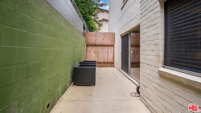 Building Photo - 2260 N Cahuenga Blvd
