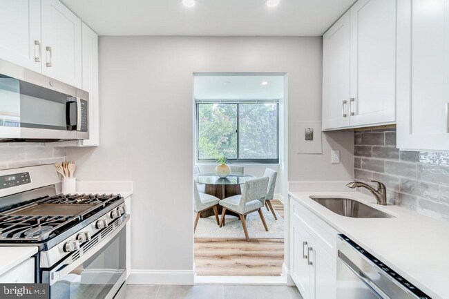 Building Photo - 600 Roosevelt Blvd