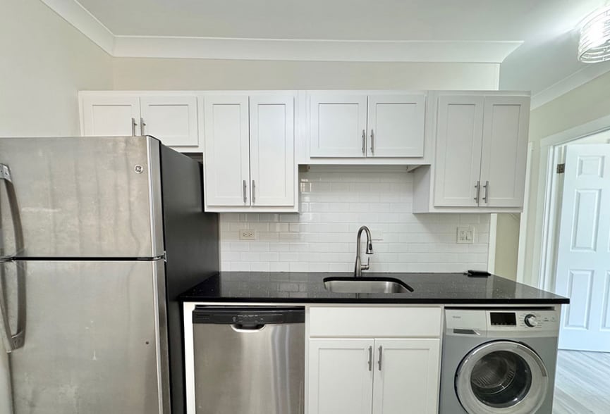 Building Photo - 1425 W Hutchinson St