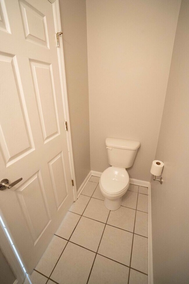 Building Photo - Beautiful 3 Bedroom 2 1/2 Bath Condo