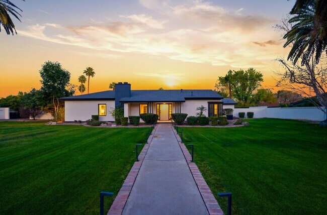 Building Photo - FULLY FURNISHED EXECUTIVE PHOENIX COUNTRY CLUB HOME IN GATED COMMUNITY
