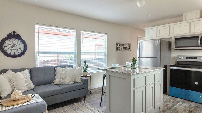 Building Photo - Newer West Sac Home