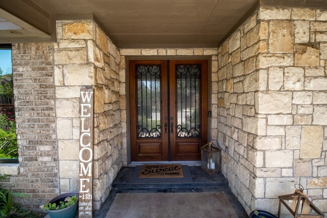 Building Photo - Luxury Living in Preston Manor