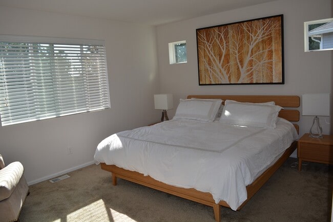 Building Photo - Amazing 4 bedroom home on Tumwater Hill!!