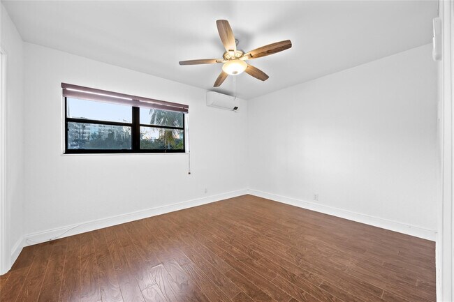 Building Photo - 413 SE 16th St