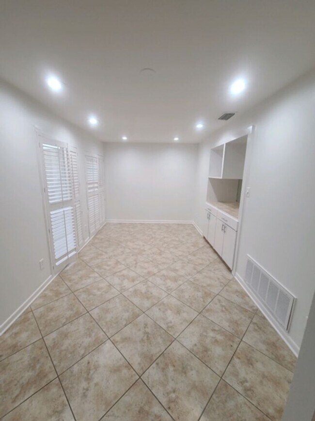 Building Photo - 3/2.5/2 with 2 Living Areas on Crossing Creeks Country Club