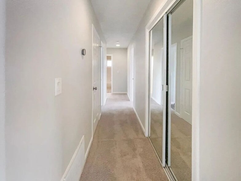 Building Photo - 5921 Hillsdale Blvd