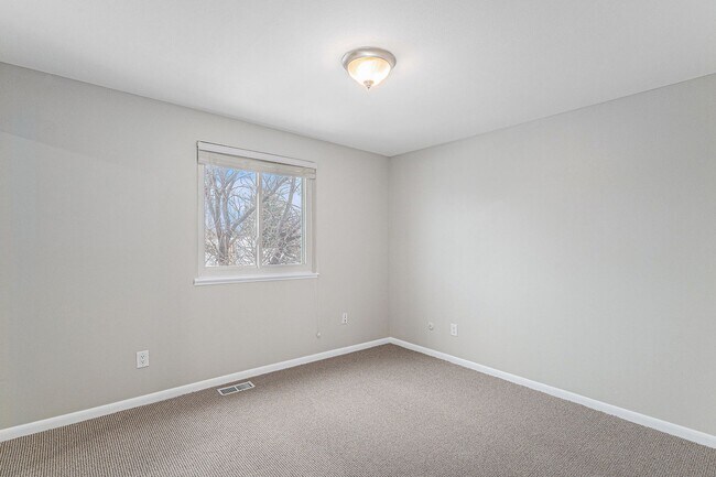 Building Photo - 3 bedroom 2.5 bathroom in Heather Ridge!