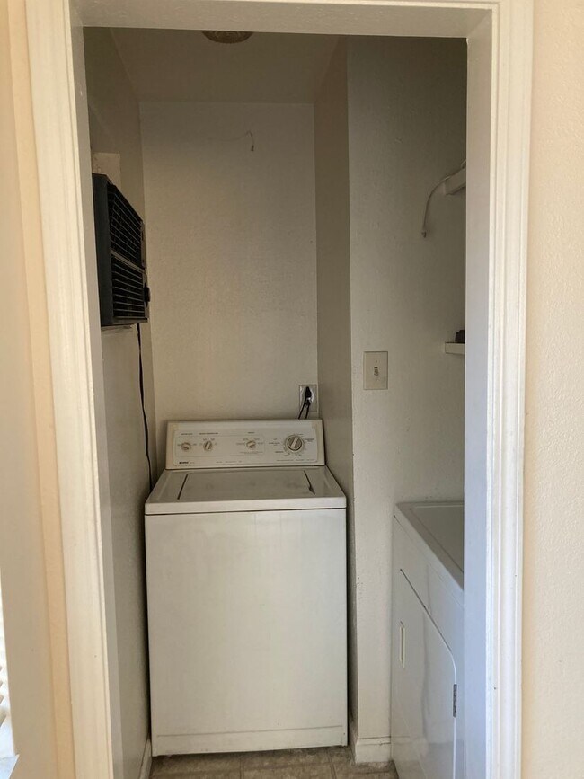 Building Photo - **READY FOR MOVE IN** 3 Bedroom/2 Bath Single Story Home