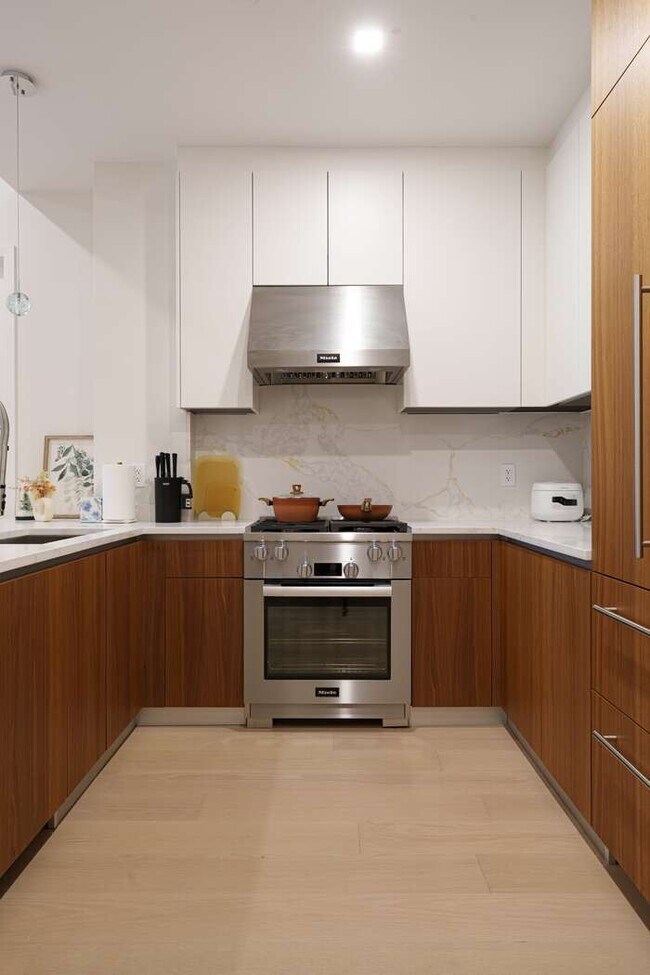 Building Photo - 35-32 Leavitt St