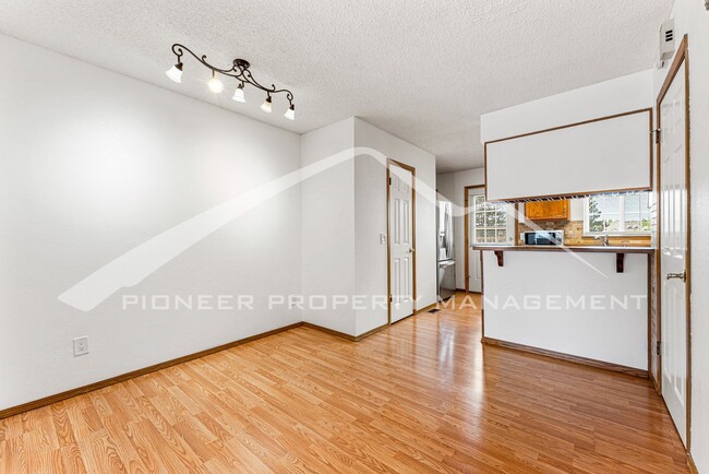 Building Photo - Spacious Townhouse with Central AC and Was...