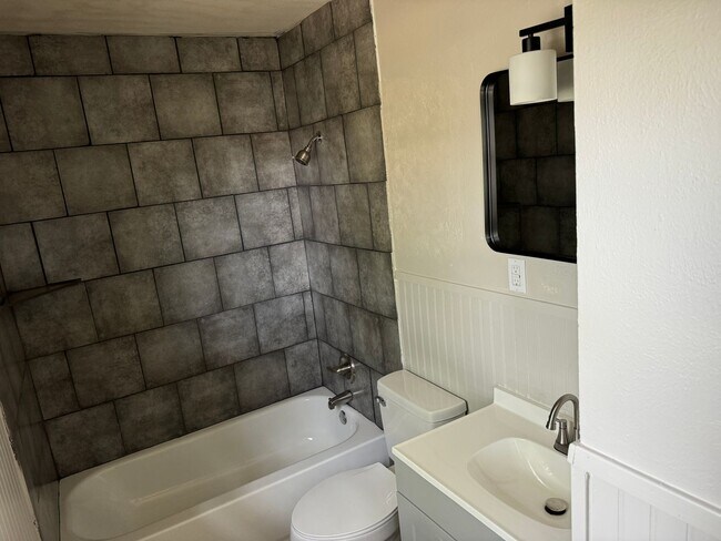 Building Photo - Great 3/2 House In Quiet Area