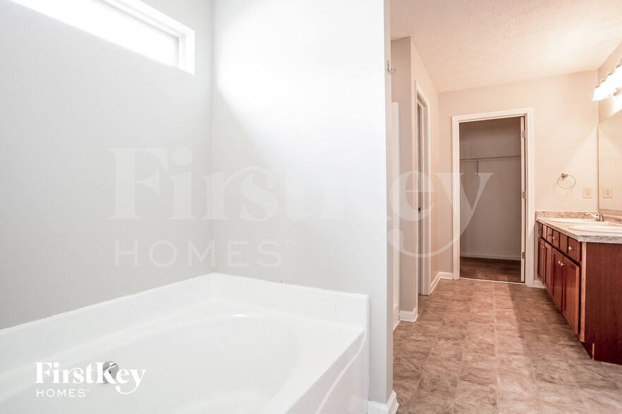 Building Photo - 6802 N Denton Ct