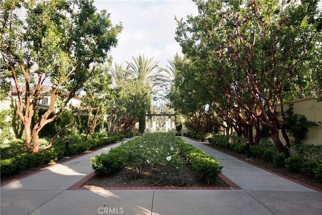 Building Photo - 72 Chantilly-