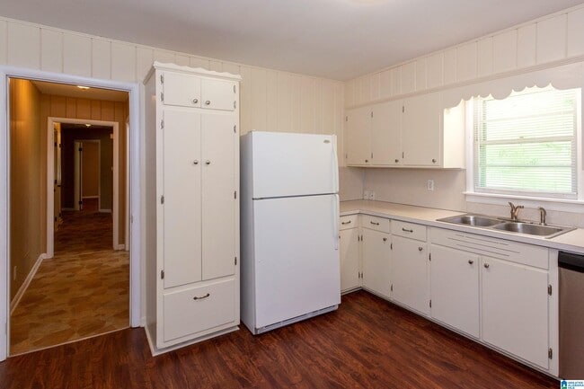 Building Photo - 2050 Pinehurst Dr