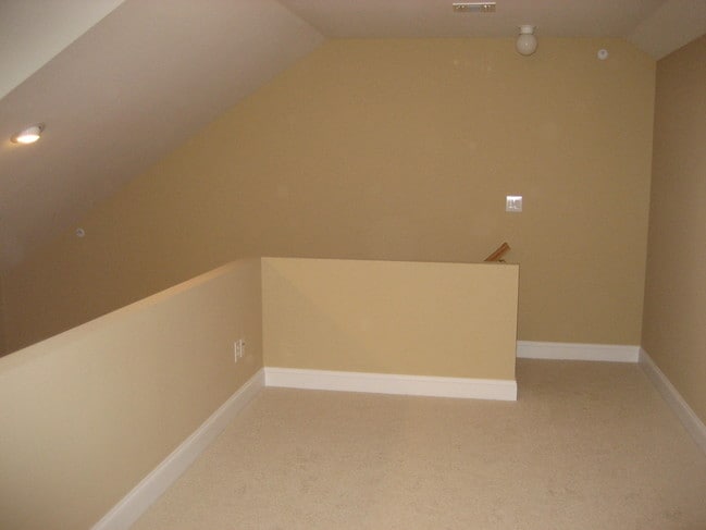 Building Photo - 330 Maple Ave