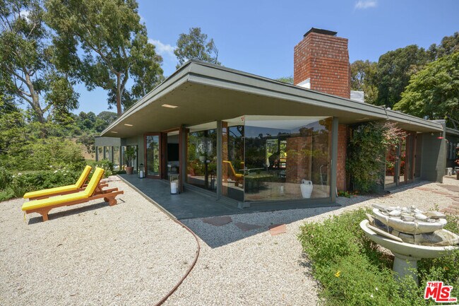 Building Photo - 1450 Davies Dr