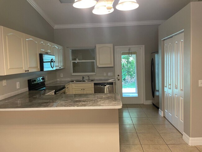 Building Photo - CUTE 2 Bedroom 2 Bath duplex