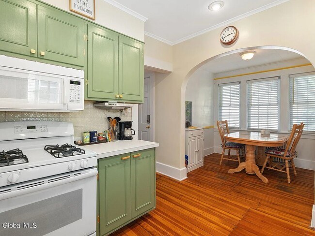 The Brads - Shared Kitchen & Breakfast Nook - 1587 Bradley St