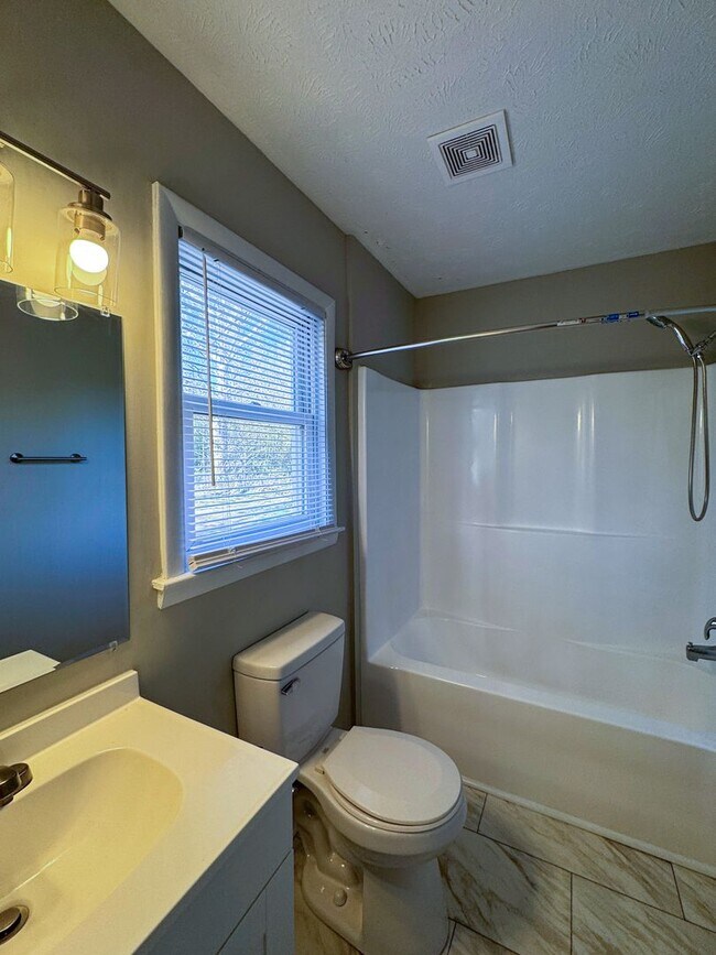 Building Photo - Cute 3 Bed 2 Bath Home in Fayetteville