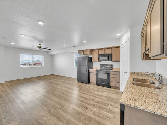 Building Photo - Herriman 3 Bedroom Townhouse Ready to be Called Home!