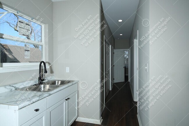 Building Photo - 330 N Randolph St A