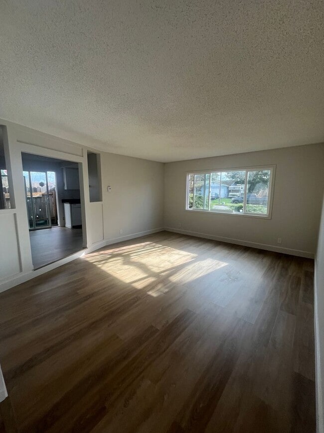 Building Photo - 2-bedroom 1-bathroom Hayden Bridge Duplex