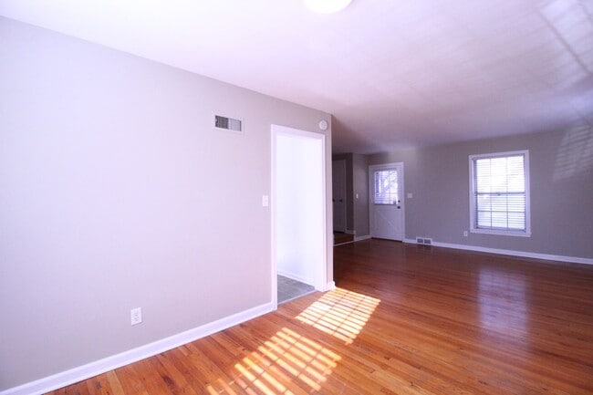 Building Photo - February FREE On This 2 Bedroom 1 Bath Duplex In The Waldo Area