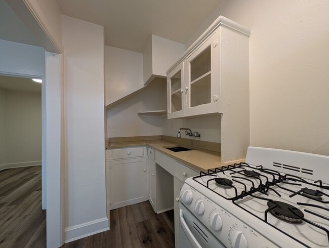 Building Photo - Nice 1 Bedroom, 1 Bath Apartment With Solid Surface Flooring