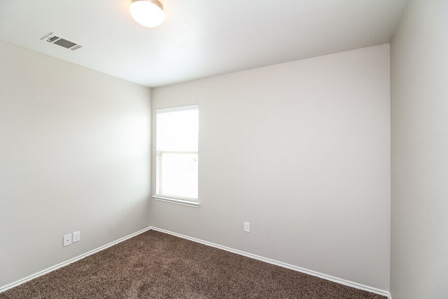 Building Photo - 2005 Blakehill Dr