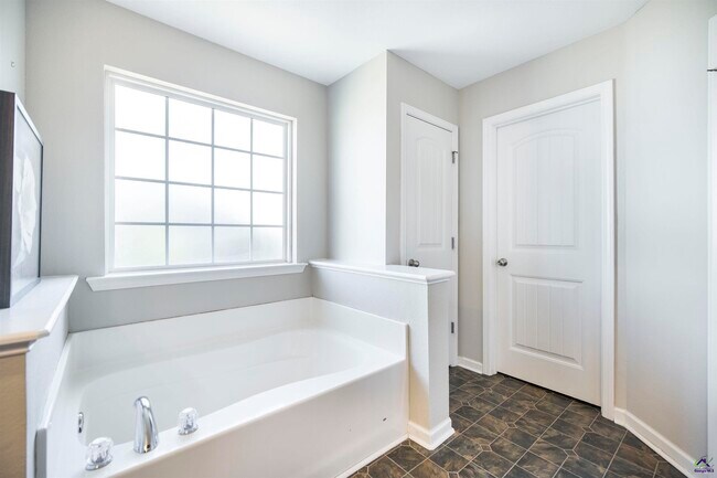 Building Photo - 104 Rosales Dr