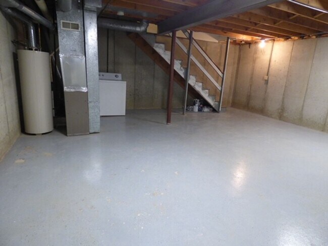 Building Photo - Beautiful 2 bd 1 1/2 ba as soon as July 1 move-in. Great Vernon Hills location!