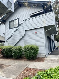 Building Photo - Upstairs One Bedroom Condo