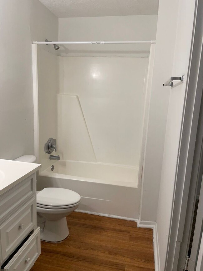 Building Photo - Modern 2-Bed, 1-Bath Oasis with Central Air and Gourmet Kitchen