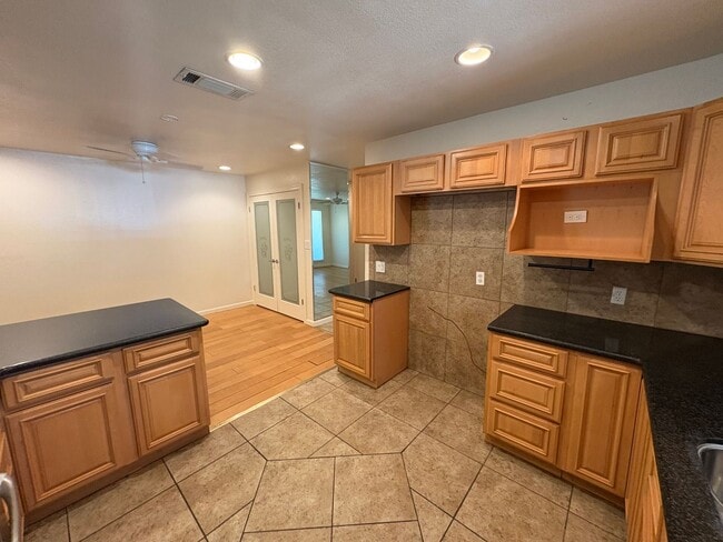 Building Photo - NW Reedley Home Near Shopping Center Rent ...