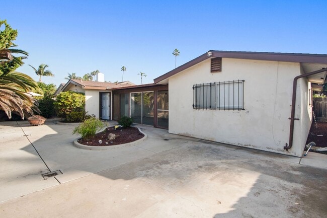 Building Photo - Available Now! Spacious 3BR, 2BA, 1,76sq.ft. 2 car garage.