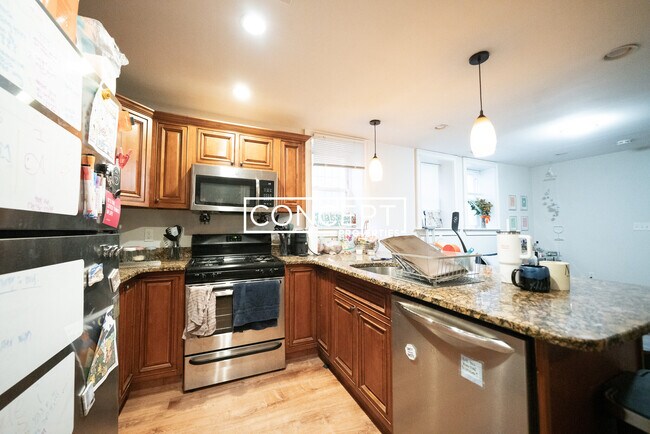 Building Photo - 719 Parker St