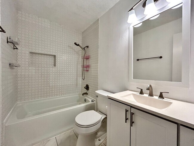 Building Photo - Stylish 2 Bedroom, 1.5 Bath Home with High Ceilings