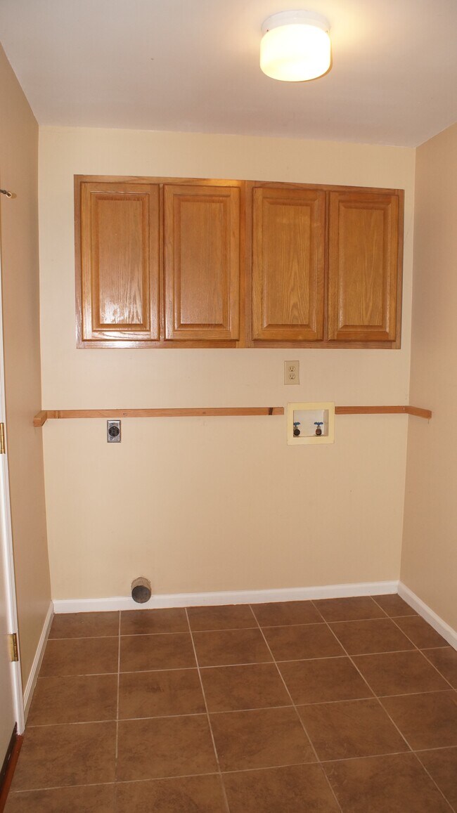 Building Photo - 1221 Clearwater Ln
