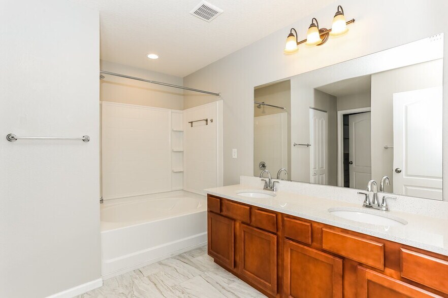 Building Photo - 3703 Summit Oaks Dr